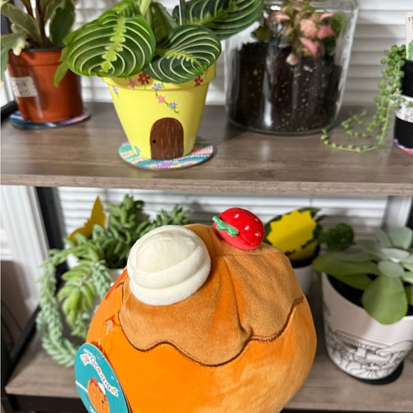 🧇Weaver the Waflle 7” Squishmallow - Picture 4 of 6
